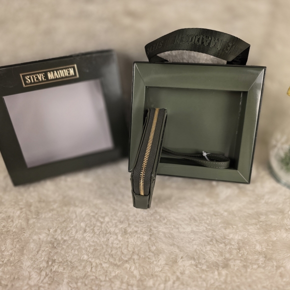Steve Madden Olive Cardholder Wallet - Picture 4 of 4